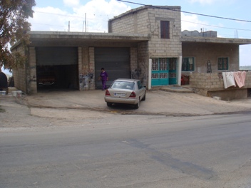 ... البيت يقع على الطريق العام عند مدخل البلدة قرب \