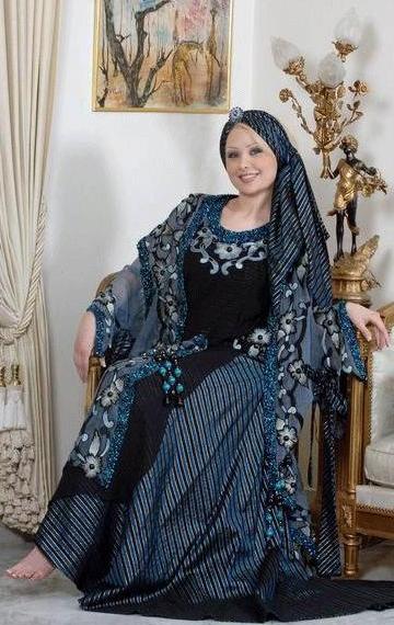 عباءة تحمل بقايا من زينة الماضي