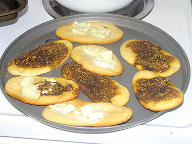 منقوشة الزعتر واللبنة والجبنة