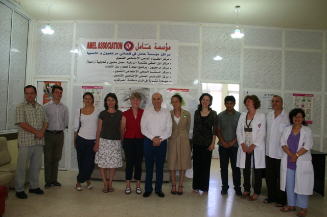 صورة تذكارية خلال  زيارة السفيرة البريطانية، السيدة فرانسيس ماري غاي، لمركز \