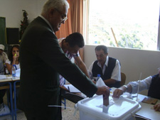 المرشح منيف الخطيب يدلي بصوته في شبعا