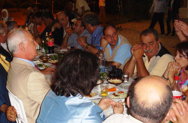 الأعلاميون المكرّمون على طاولة مزرعاني