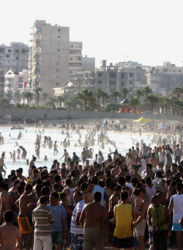 زحمة رواد على شواطىء صور