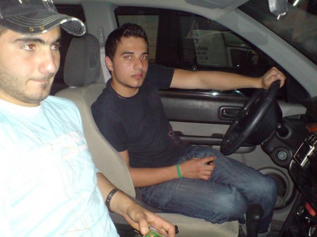 مصطفى (خلف المقود) يأتي أحياناً كثيرة لمساعدة والده في عمله