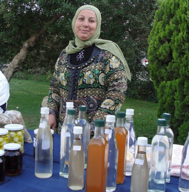 السيدة أم فادي هيثم تعرض بعضاً من منتجات المونة البلدية