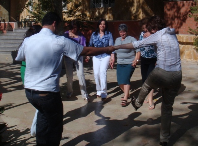 أظهروا أنهم لا يجيدون التعليم والعمل التربوي فقط بل يجيدون الدبكة أيضاً