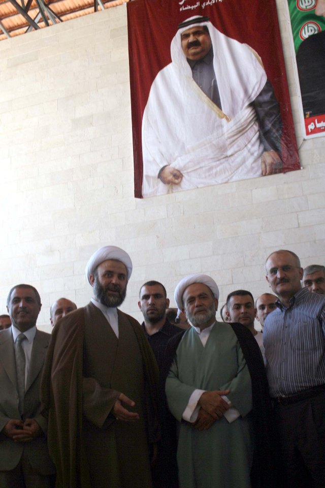 النائبان علي حسن خليل وقاسم هاشم يتوسطهما المفتي حسين عبد الله والشيخ نبيل قاووق