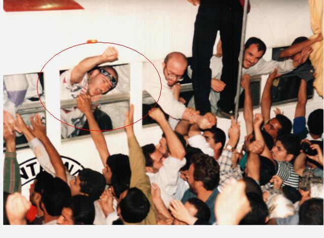 علي خشيش (داخل الدائرة) ورفاقه ساعة الإفراج عنهم