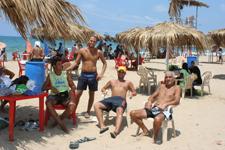 سعداء بأشعة الشمس عند الشاطىء الصيداوي