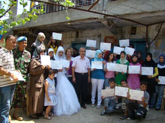 متخرجون ومتخرجات من الدورة يحيطون برئيس مركز الخيام لتأهيل ضحايا التعذيب محمد صفا (علي ضيا)