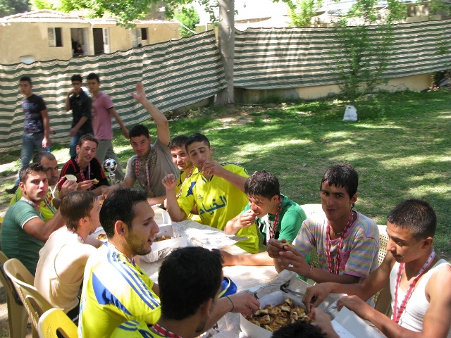 الفرق الخيامية على مائدة الغداء