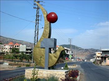 نصب أقامه الحزب الشيوعي في كفررمان (عدنان طباجة)