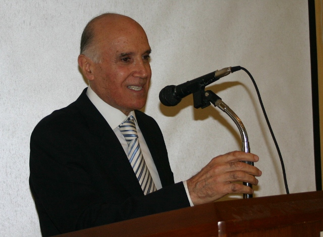 الدكتور كامل مهنا إثنار إلقاء كلمته