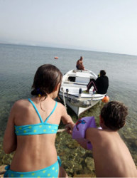 يلهوان في «سان بلاش» على شاطيء صور