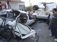 ما بقي من سيارة الفان بعد سحب الدبابة عنها