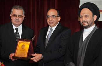 فضل الله ومنيمنة يسلمان الدرع إلى بيضون (علي لمع)