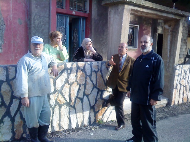 الحاج علي عواضة والأستاذ حسين قشمر وعائلة \