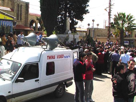 بلدة القليعة في إحياء إحدى مناسباتها الدينية - الصورة للتوأم