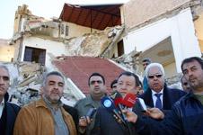 رئيس بلدية جويا ساري فضل الله يتحدث امام المبنى المنهار