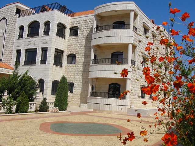 زهور حمراء في مدخل دارة أهل الشهيد قاسم باشا