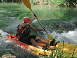 على ضفاف مجرى نهر الليطاني تنتشر مراكب الـ\