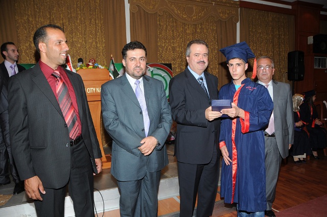 النائب جابر ورئيس بلدتي  ميفدون وشوكين يسلمان طالب  شهادة