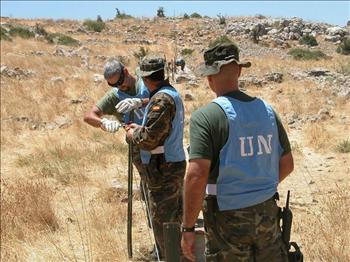 جنود دوليون أثناء المسح تمهيداً لشق الطريق