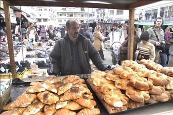 بسطة كعك وخلفها السوق