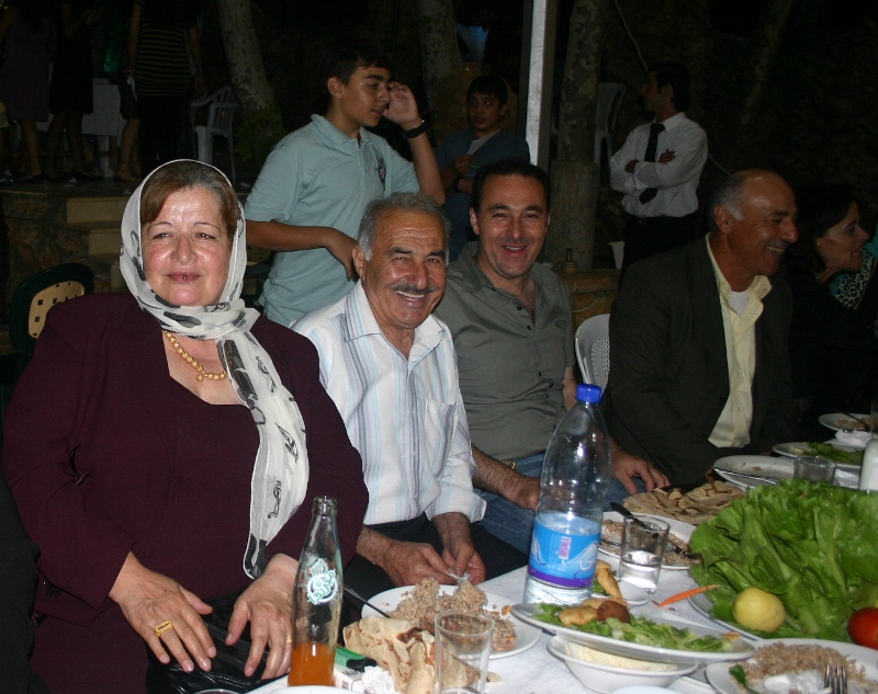 أبو أحمد.. البسمة لم تكن تفارق ثغره، قليلون من هم مثله