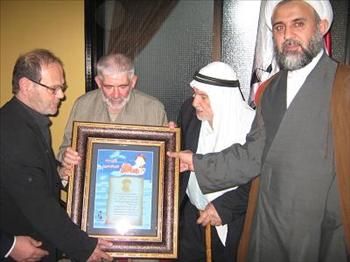 والد قصير يتسلم درعاً من والدي الموسوي ومغنية بحضور قاووق