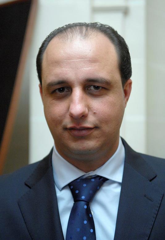 رمى محمد رحال أكثر من طعم سياسي لإبعاد شبهة الفساد عنه وعن وزارته