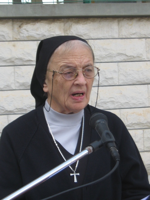 رئيسة ثانوية الراهبات الانطونيات في النبطية الاخت عاقلة تلقي كلمة