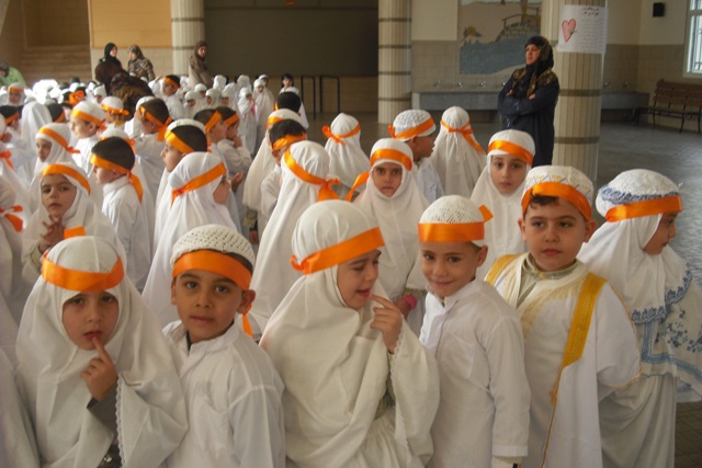 الأطفال يؤدون مناسك الحج