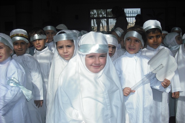 أطفال آخرون يؤدون مناسك الحج