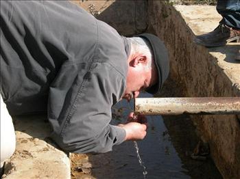  مزارع عرقوبي يرتوي مما تبقى من مياه عين الضيعة