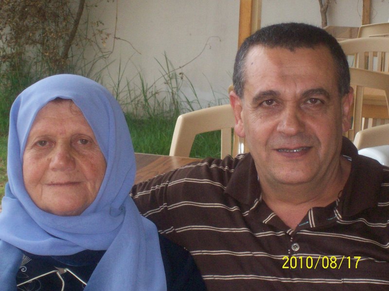 فؤاد ضاوي مع والدته الحاجة أم عزات: رضاها وبركتها أولاً