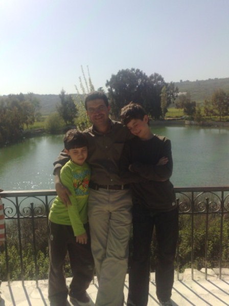 المهندس جلال عبد الله و ولديه احمد و ايهاب و خلفهم بحيرة الدردارة