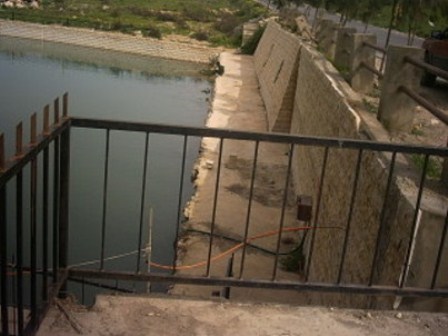 جدار الدعم و المصطبة فوق النبع المختفي