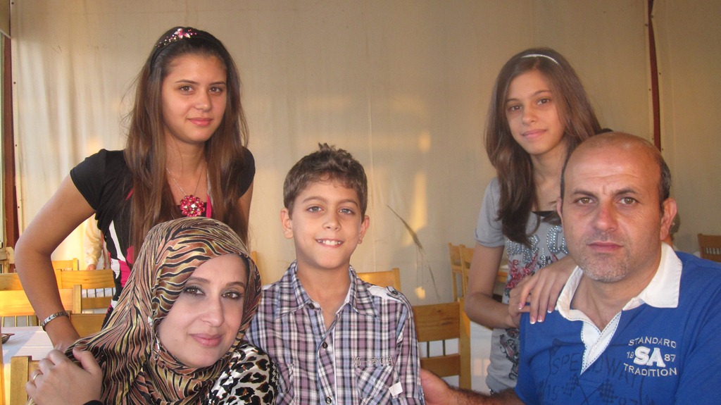 لينا صادق وزوجها الحاج عباس عطيمي وابنائهم فاطمة، غوى وفضل