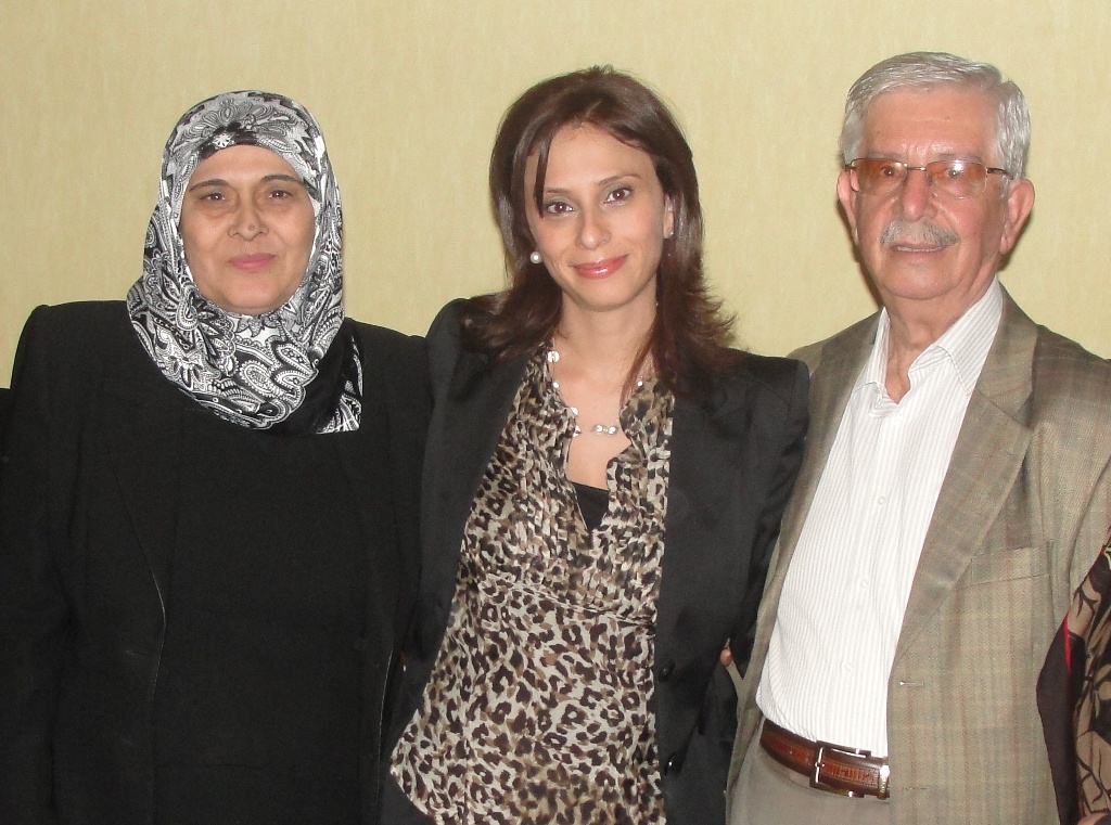 والدا لينا وشقيقتها فاطمة (أخصائية التغذية)