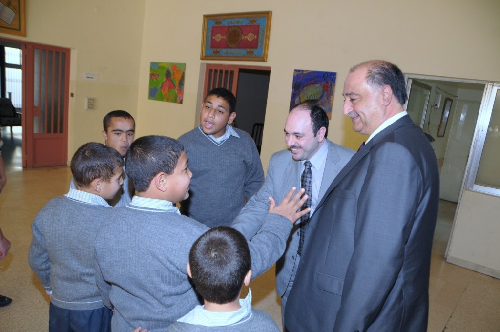 المهندس نواف الدبوس ود. سعيد المكاوي خلال جولة تفقدية على مشاريع الجمعية