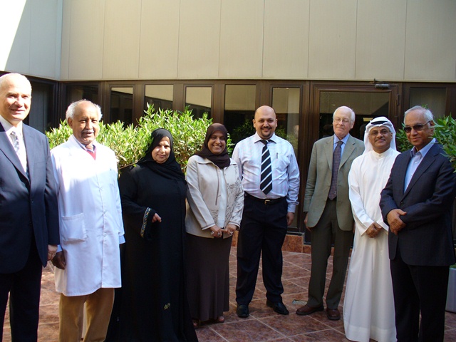 هشام ديب يتوسط لجنة المناقشة