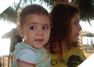 ساره عبدالله وطفلها عادل