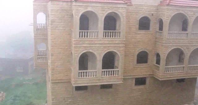 ومع ساعات الصباح بدأ يتساقط الثلج