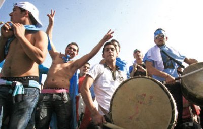 طبل ورقص وهيصة في الساحة أمس