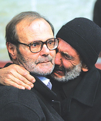 جدّ ووالد عماد مغنية لدى تلقيهما خبر اغتياله (أ.ف.ب)