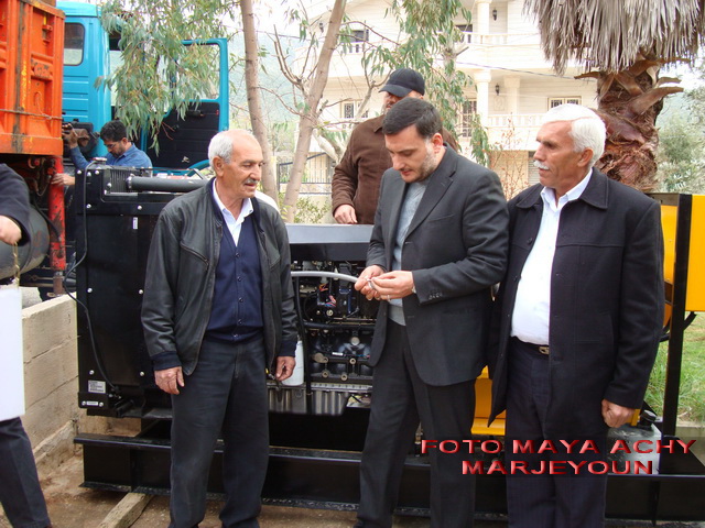 مسؤول القطاع الشرقي الحاج مهتدي يقدم مفاتيح المولد للمختار أبو همين بحضور رئيس البلدية – صورة مايا العشي – مرجعيون