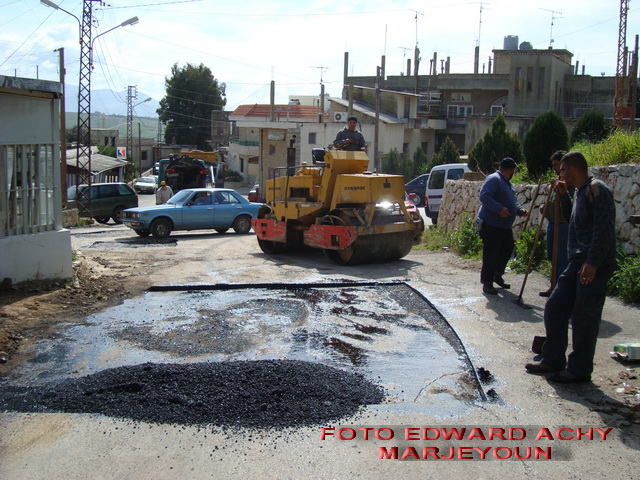 * من ورشة تأهيل وترقيع الحفر في أحياء مرجعيون الداخلية – صورة ادوار العشي – مرجعيون