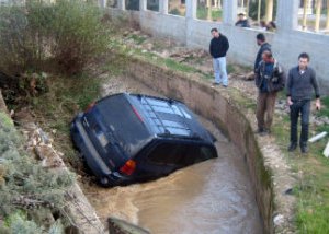 سيّارة في مجرى مياه في البقاع (الأخبار)