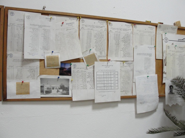 جداول بأسماء المتبرعين على اللوحة الجدارية.. وما أكثر محبي الخيام